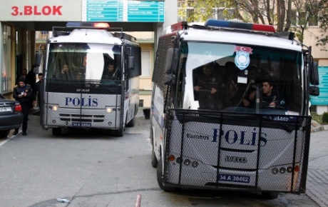 İstanbulda 4 polis daha tahliye edildi