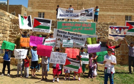 Çocuklardan İsraile 6 dilde tepki