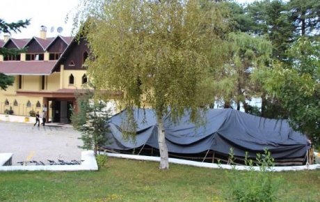 Kraliyet ailesi otel kapatıp, çadır kurdu