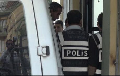 İzmirde İngiliz profesörün evine polis baskını