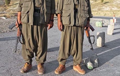 PKKlılar karakola malzeme taşıyan aracı yaktı