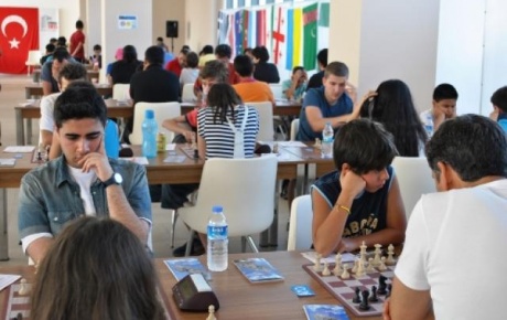 Satranç turnuvasının şampiyonu Azeri Rasulov