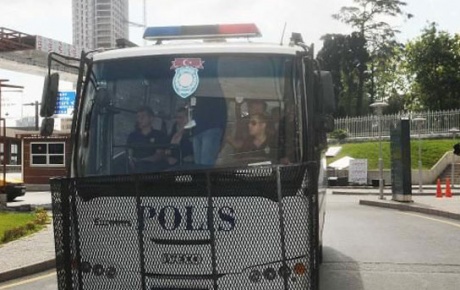 İzmirde 5 polis daha tutuklandı