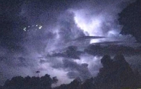 UFO‬nun fotoğrafını çekip Twittera yüklediler