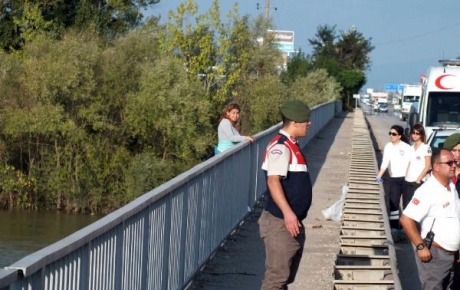 Eşiyle tartıştı,köprüye çıktı