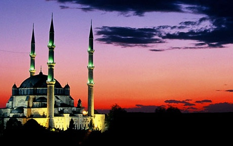 İstanbul camilerine mahyalar asılıyor