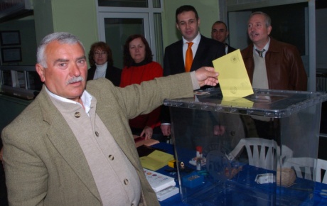 Seçimlerde ilk oylar kullanıldı