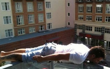 Balkonda planking öldürdü
