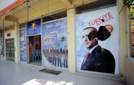 AK Parti seçim bürosuna saldırı