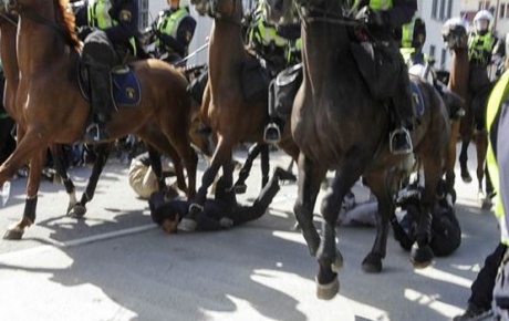 Atlı polisler göstericileri ezdi