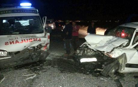 Panelvan, ambulansa çarptı: 3 ölü