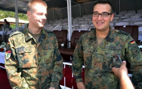 Alman ve Türk askerler Zafer Bayramını birlikte kutladı