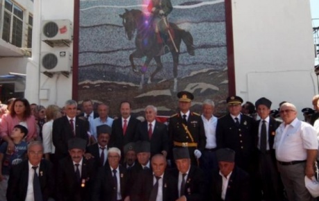 Cam mozaikten dev Atatürk posteri