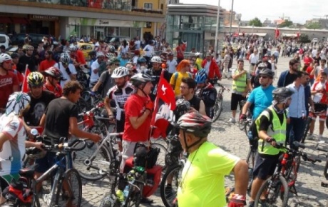 Yüzlerce bisikletli Taksime çıktı