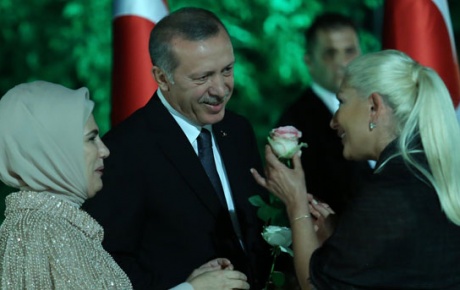 Erdoğan çiftine gül verdi
