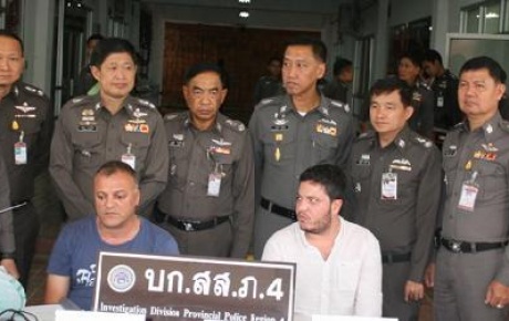 Tayland polisinden 2 Türkle zafer pozu