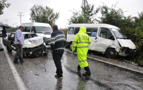 Yağmurla kayganlaşan yolda kaza: 1 ölü, 3 yaralı
