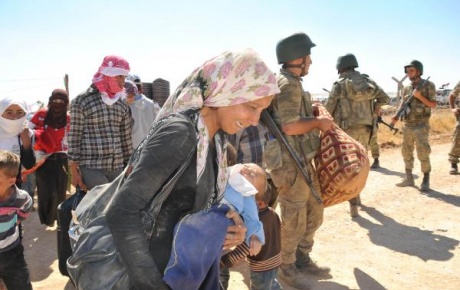 IŞİD zulmünden kaçan Suriyelilere Mehmetçik şefkati