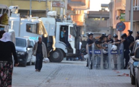 Suruçta Kobani sınırını bahane ederek polisle çatıştılar