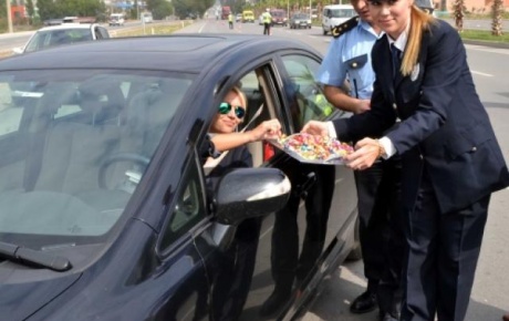 Polis, sürücüleri şeker ikram ederek uyardı