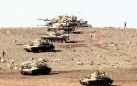 Sınırda tanklar savaş pozisyonunda