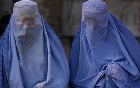 Burkalı kadını kovdular
