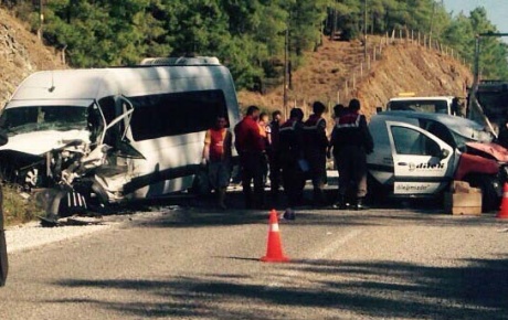 Tur minibüsü kaza yaptı: 1 ölü, 7 yaralı!
