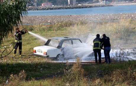 Sahile park edilen otomobil yandı