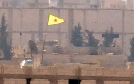 YPG Kobani-Türkiye sınırına bayrak dikti