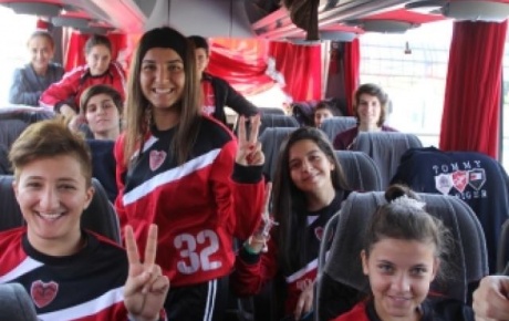 Bayan futbol takımı Hakkarideki maça yolcu otobüsüyle gitti