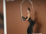 Kim Kardashian olay yaratan pozu uygulamalı gösterdi!