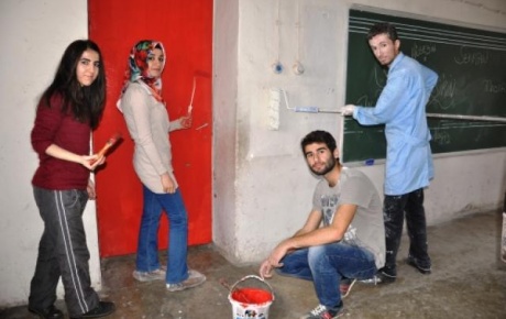 Öğretmenler Günü i̇çin köy okulunu boyadılar