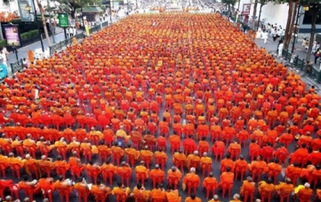 Tayland sokakları turuncuya büründü