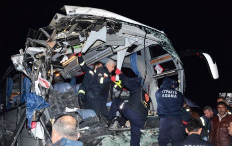 Yolcu otobüsü TIRa çarptı: 2 ölü