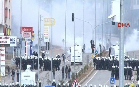 Bahçelinin ziyaretini protesto eden gruplara polis müdahalesi