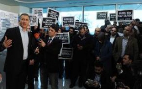 Polisler EMNİYETte, DUMANLI gazetede BEKLİYOR !