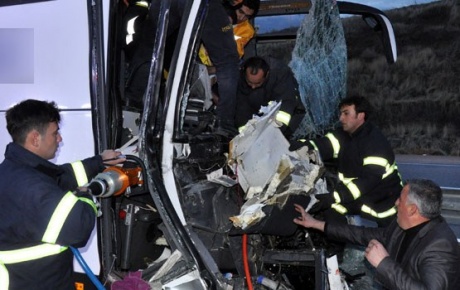 Otobüs kamyonla ÇARPIŞTI: 22 yaralı