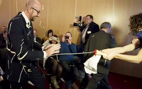 Belçika Başbakanı, MAYONEZLİ SALDIRIYA, güldü geçti !