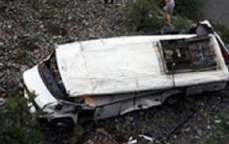 İran otobüsü devrildil:3 ölü