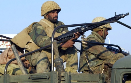 Keşmir sınırında 12 militan öldürüldü
