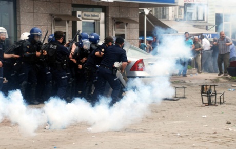 Beyoğlunda polise ses bombası