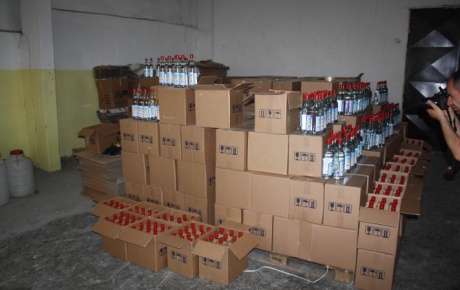 8 bin şişe sahte içki ele geçirildi