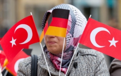 Türk anneye ırkçı engel !
