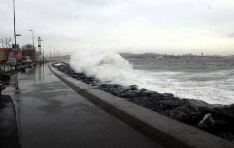 İstanbulda dalgalar insan boyunu aştı