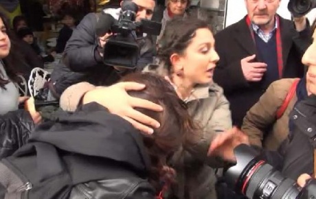 Eylemci kadının kafasına kalas düştü