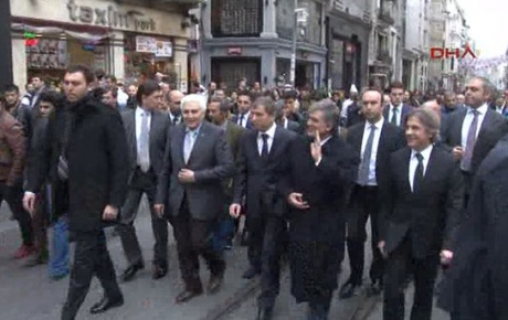 Abdullah Gül İstiklal Caddesinde yürüdü