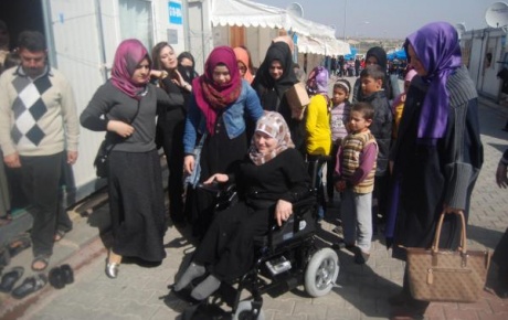 TÜRGEVden 20 engelli Suriyeliye akülü sandalye