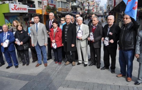 İzmirde DSPlilerden etek yerine maskeli eylem