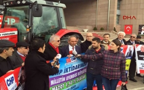 CHP milletvekili genel merkezin kapısına traktörle dayandı