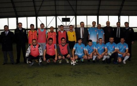 Zonguldak polisinden halı saha turnuvası